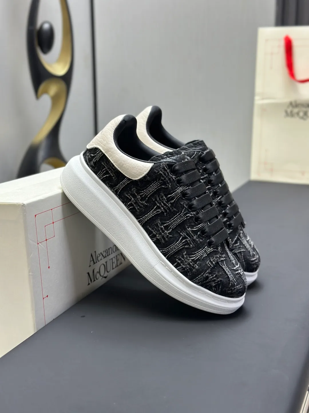 👟👟Ex-factory price 600👟👟 (🥇Top version produced in Dongguan🥇) A new upgrade of the classic McQueen white shoes. This upgrade of McQueen, which has been done for 4 consecutive years, will definitely bring you the most cost-effective ALEXANDER MCQUEEN classic in the market. If you are not confident about the quality of such a classic and world-destroying model, there is really no need to put it on the table🔙.  Purchased original version from HK counter, various demolitions.  All kinds of PKs are welcome💥.  (Anyone who has the original version at the stall is welcome🆚) The thick sole perfectly increases the elongated visual effect. The most perfect proportion of the shoe body is this last shape. The logo font on the rear tail is printed in small fonts. The logo on the foot is made of genuine leather with air-pressed colorless process. We will always update the color with the counter. 🔘Upper: genuine customized environmentally friendly full-grain cowhide 🔘Inner lining: imported mixed sheepskin (the genuine product is also sheepskin, not the cheap cowhide on the market) 🔘Sole: Exclusive molded TPU➕rubber injection molded layered outsole, (purple tail, pink tail, red tail, burgundy tail, rose gold tail sequin series, Velcro men's model needs to be customized, non-returnable) 🔘Code number 34-44 (women's size 34.40 is custom-made).
